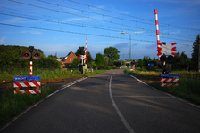 800395 Gezicht op de spoorwegovergang aan de Voordorpsedijk te Utrecht in de Oosterspoorweg (Hilversum-Lunetten), uit ...